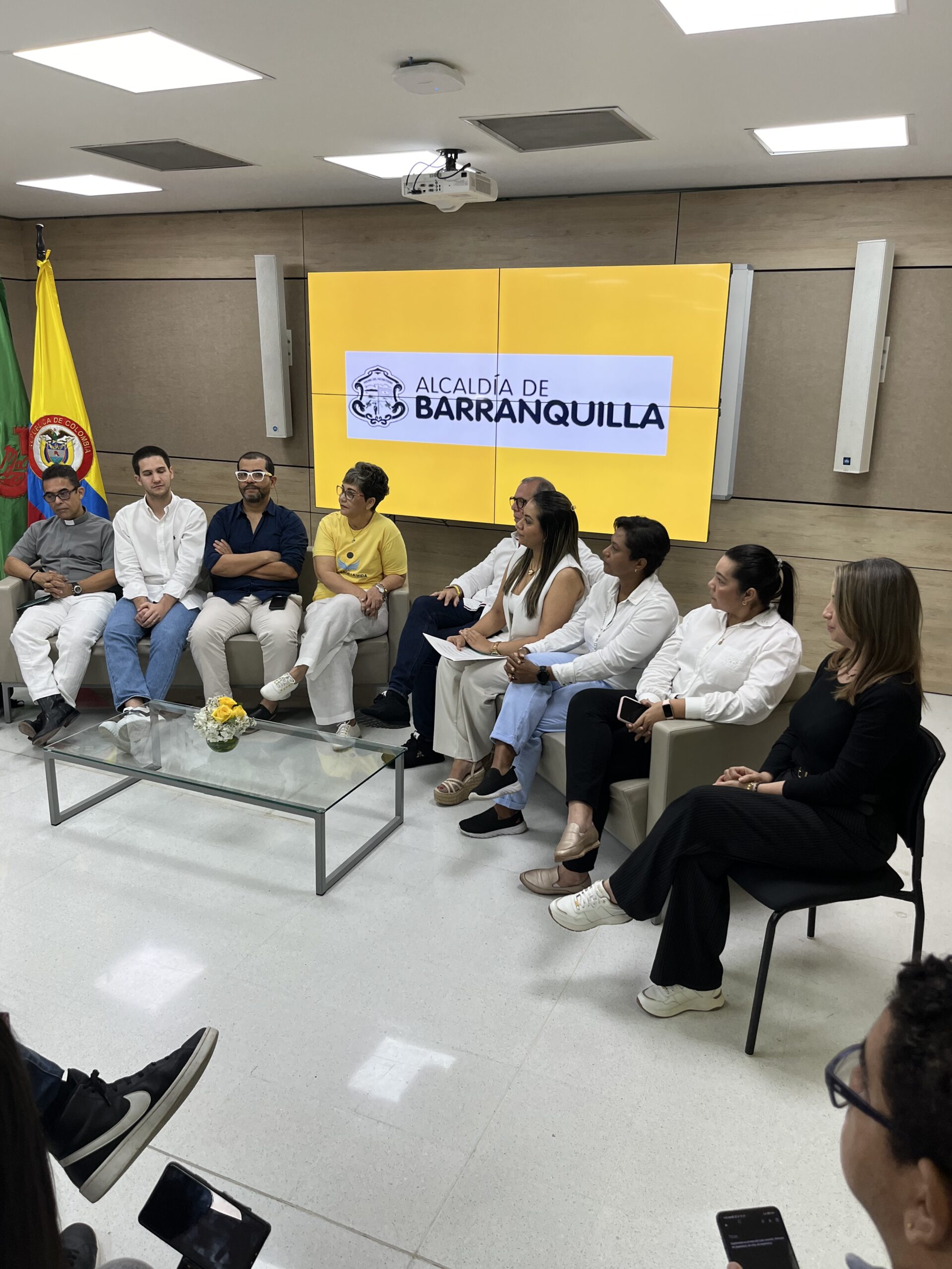 Especialistas diseñando políticas públicas en un espacio de trabajo colaborativo institucional.