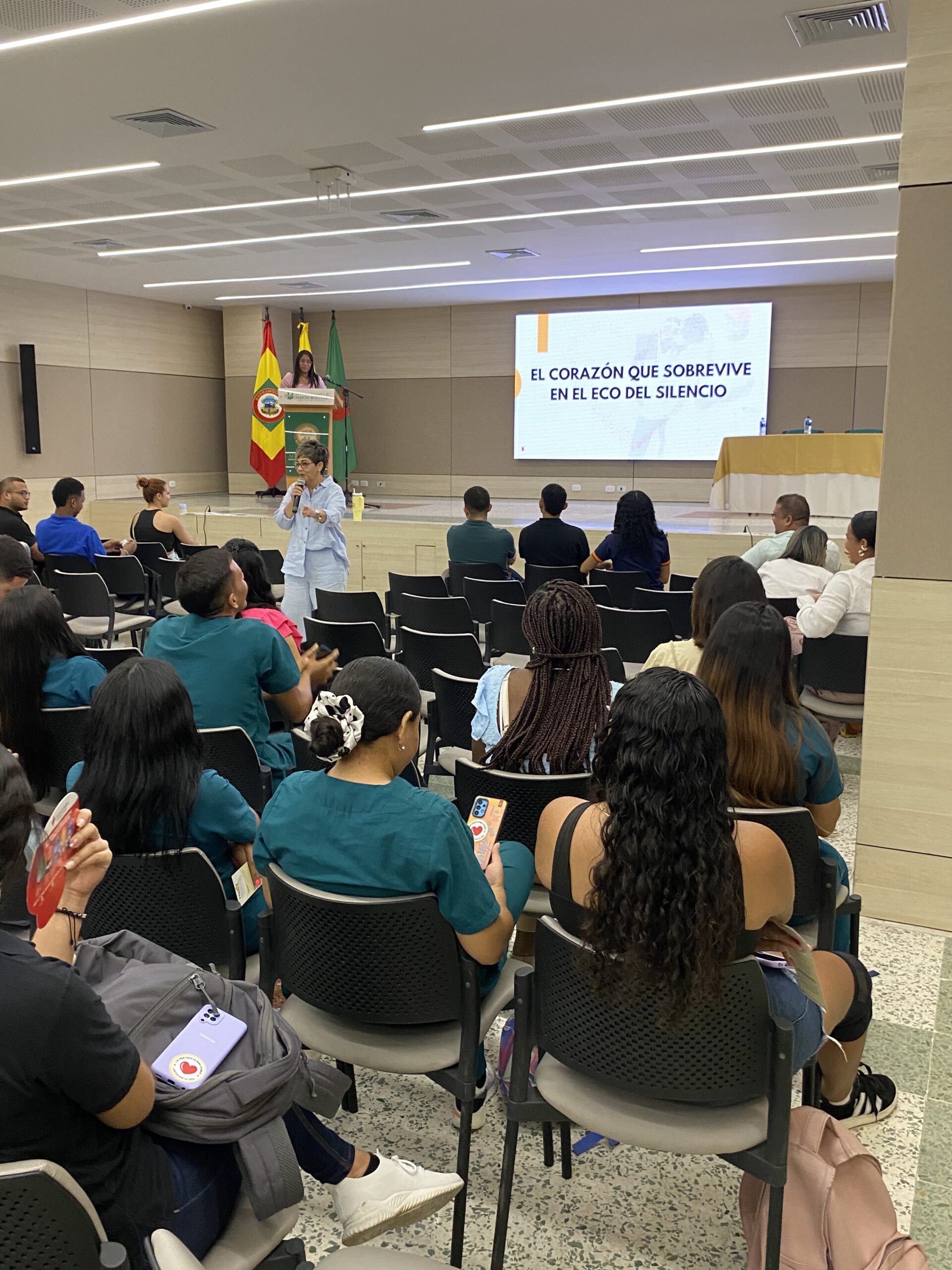 Personas reunidas en círculo participando en una dinámica grupal durante una capacitación instituciona