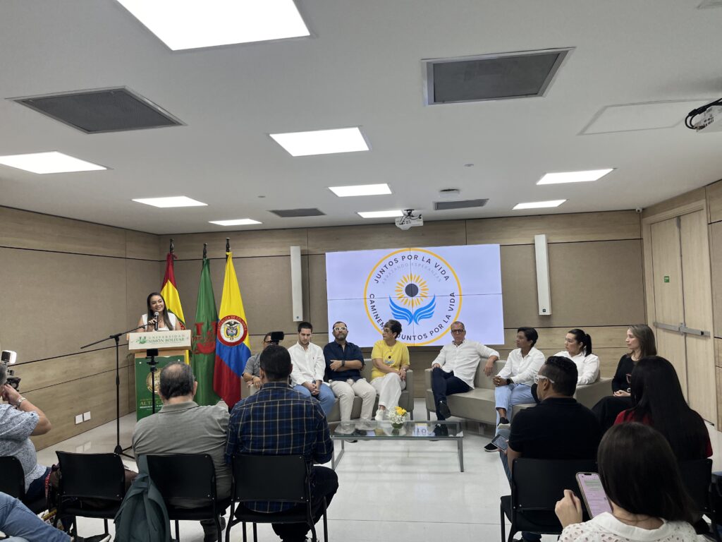 Los aliados de la fundación, sentados en el panel de la rueda de prensa, frente a la pantalla con el logo de «Caminemos Juntos por la Vida».