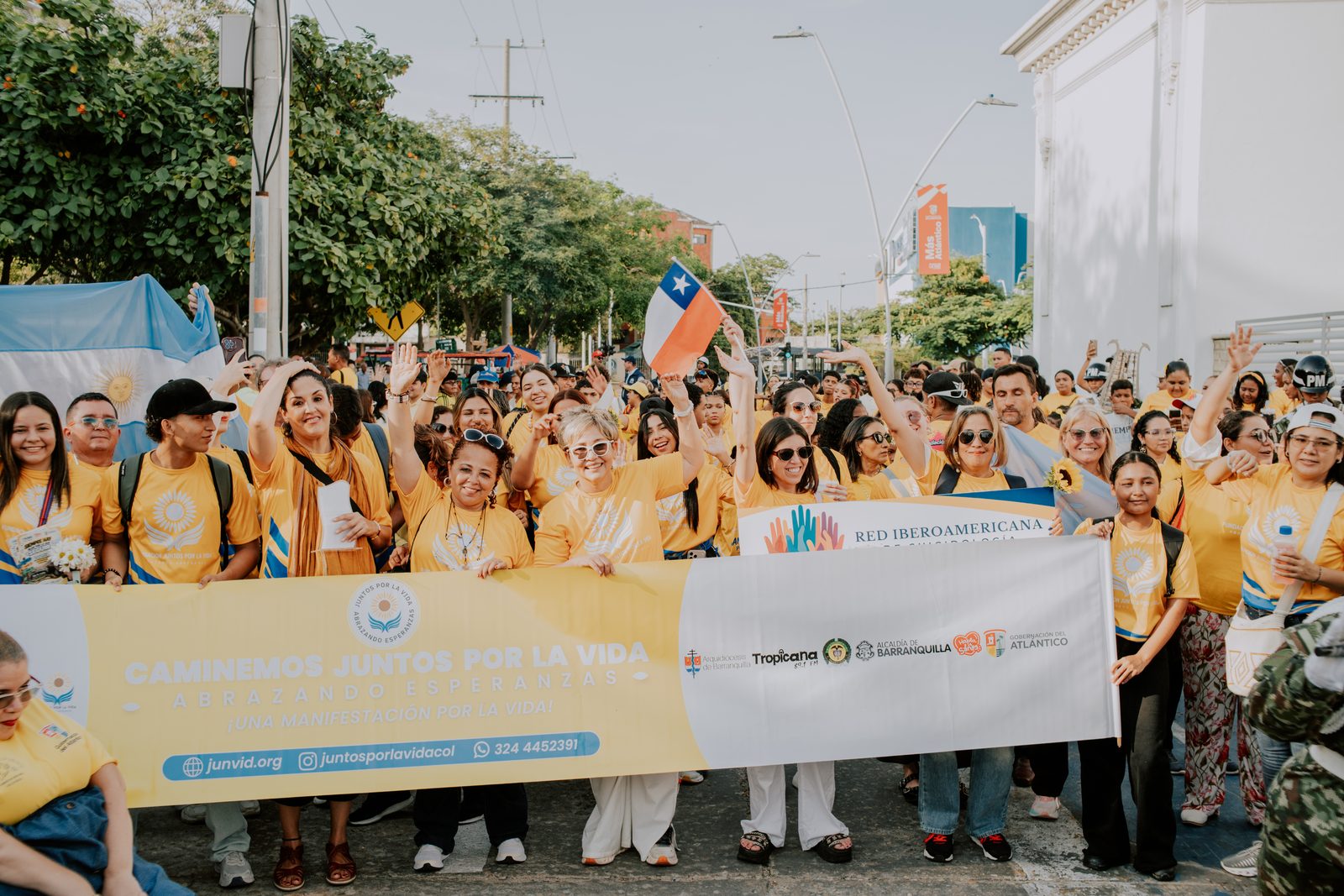 Participantes del Congreso al frente de la Caminata por la Vida con la pancarta de la fundación y la de la Red Iberoamericana de Suicidología.