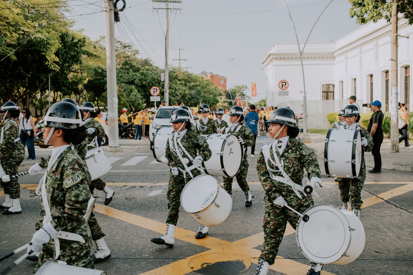 Banda de Paz de la Policía Metropolitana marchando con sus tambores durante la Caminata por la Vida.