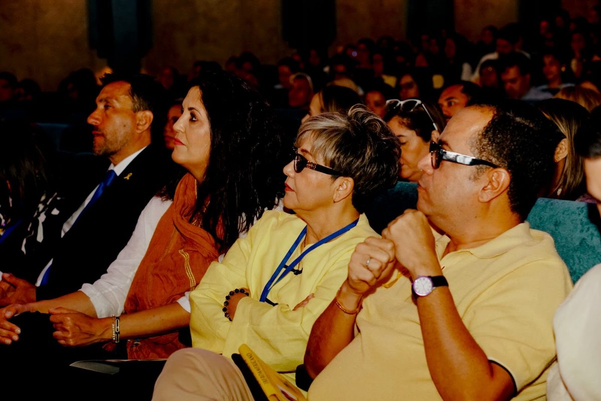 Asistentes escuchando una conferencia en el auditorio.