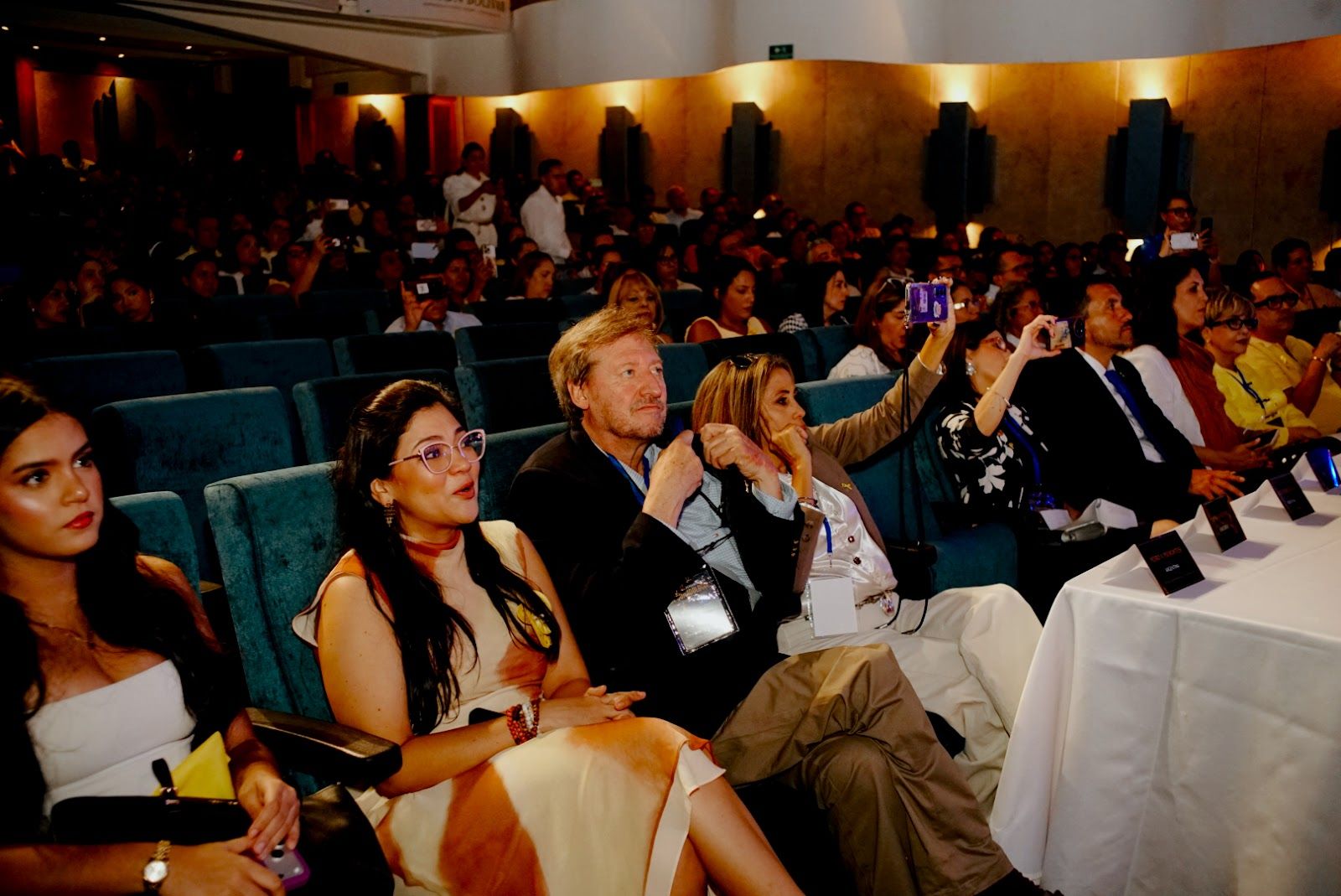 Auditorio lleno durante una de las conferencias magistrales de la primera jornada.