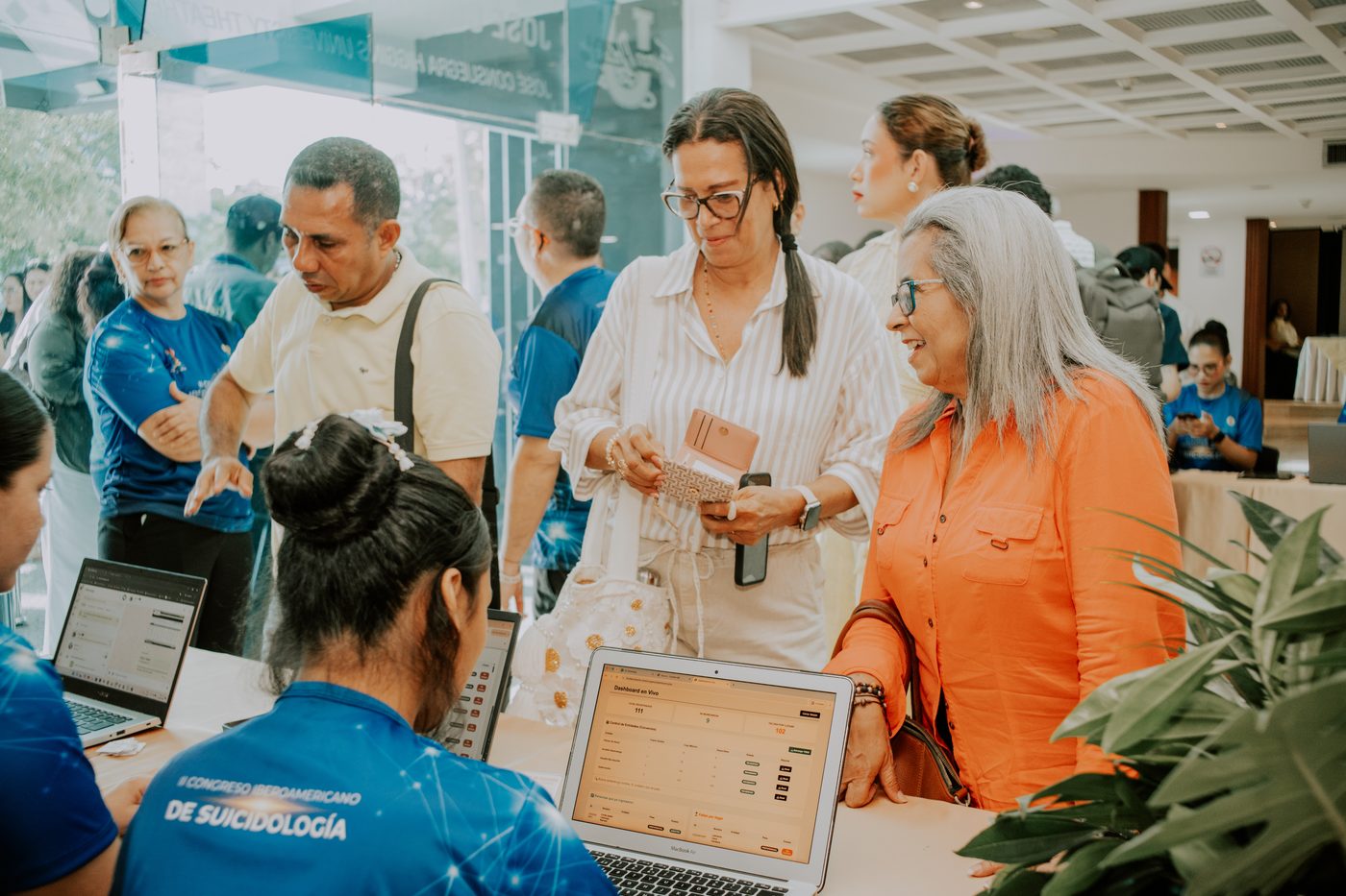 Equipo de logística atendiendo a los asistentes en el punto de registro.
