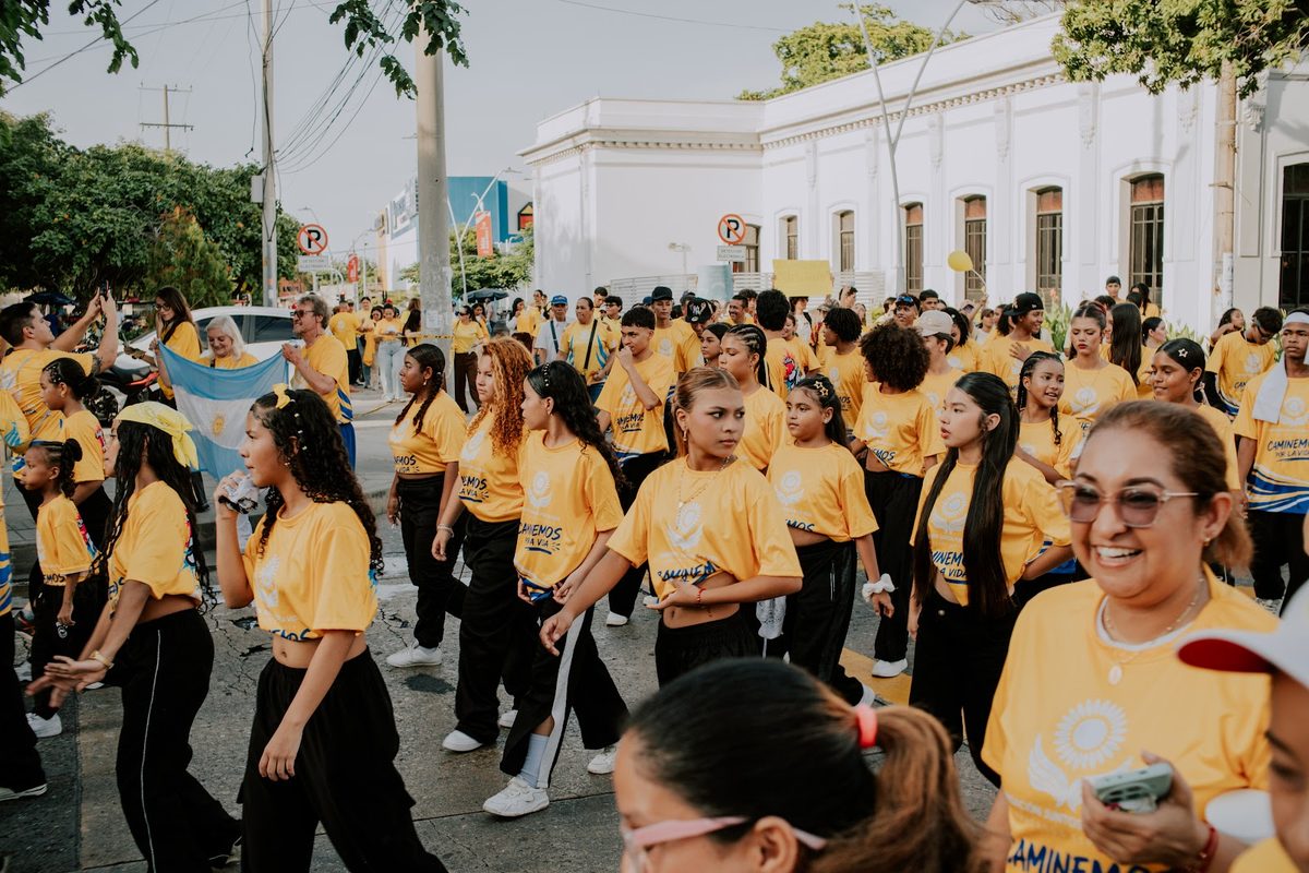 Avenida de Barranquilla llena de participantes de la caminata.