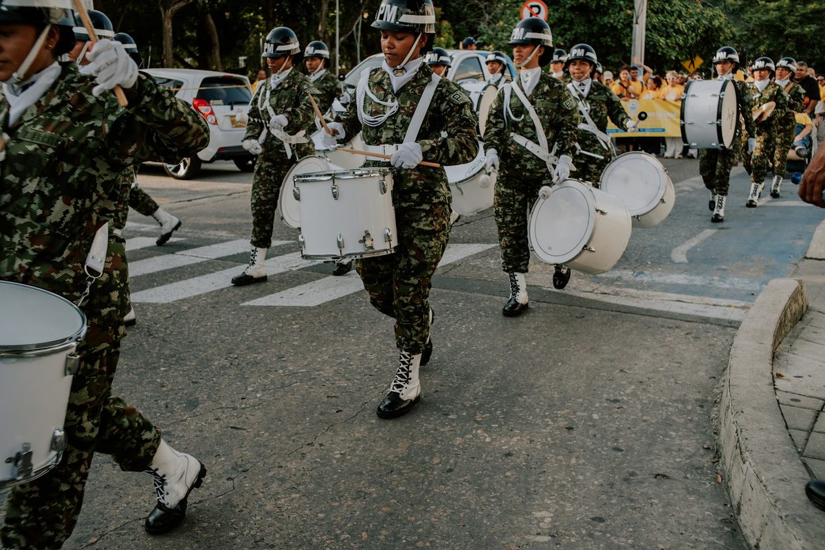 Integrantes de la Banda de Paz marchando con sus tambores.