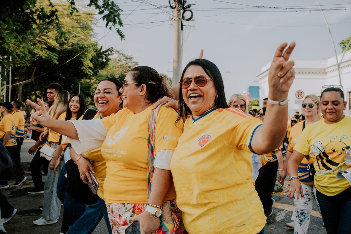 Grupo de mujeres sonriendo durante la caminata.