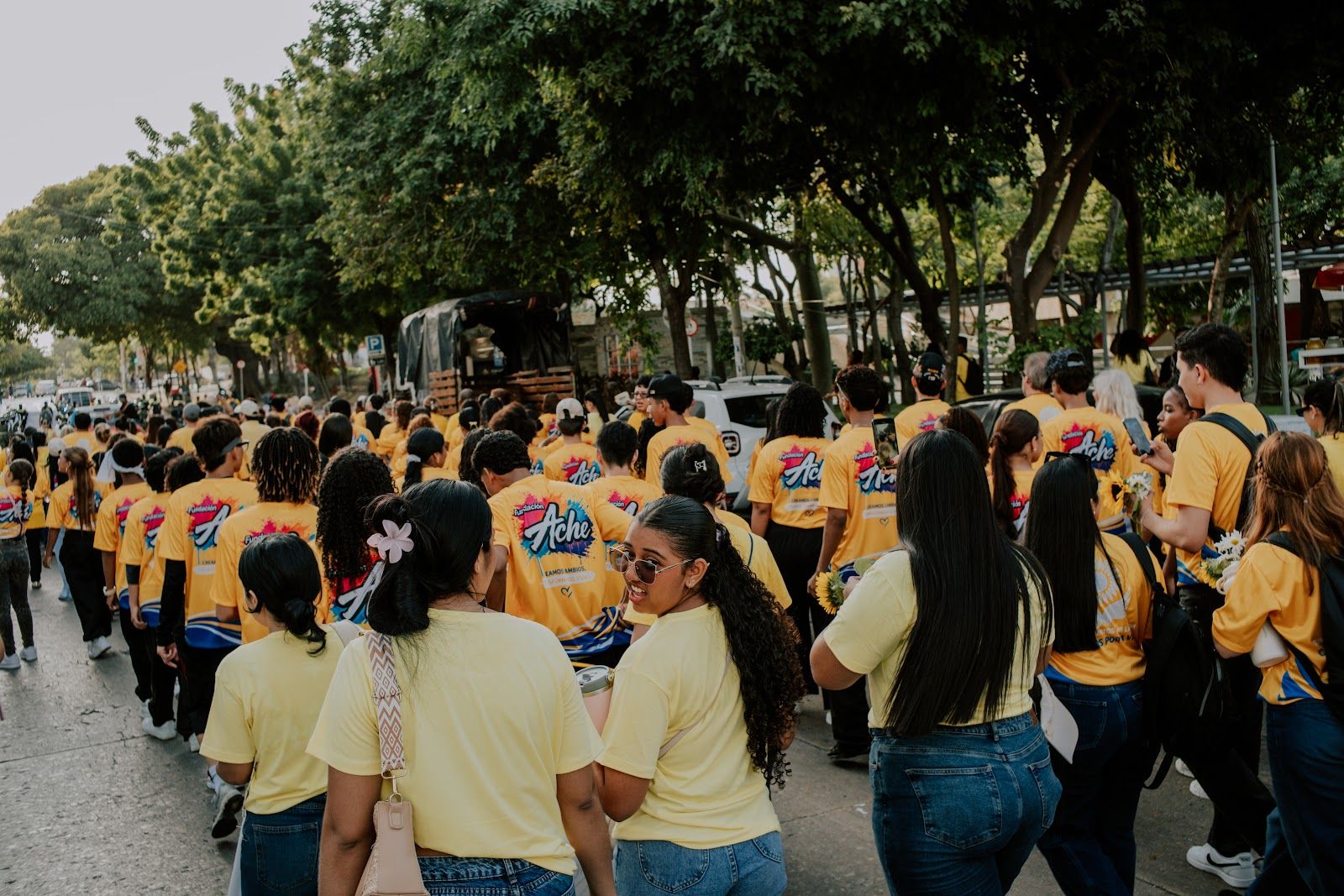 Miles de personas con camiseta amarilla recorriendo una avenida de Barranquilla durante la Caminata por la Vida.