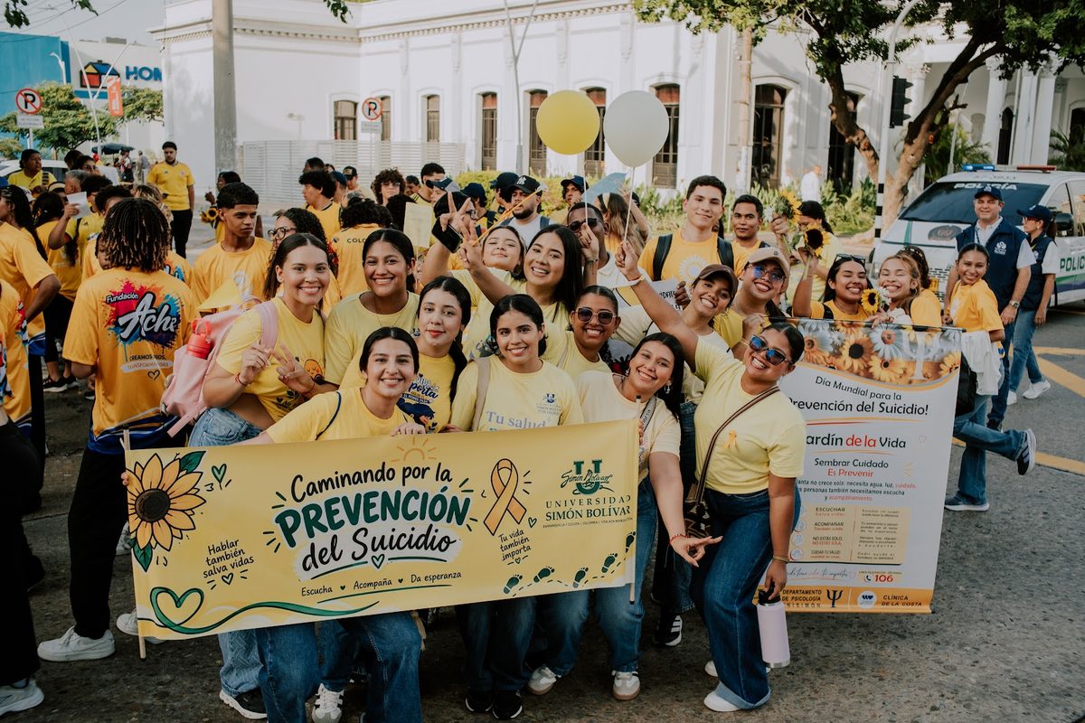 Grupo de la Universidad Simón Bolívar con la pancarta «Caminando por la Prevención del Suicidio» durante la Caminata por la Vida.