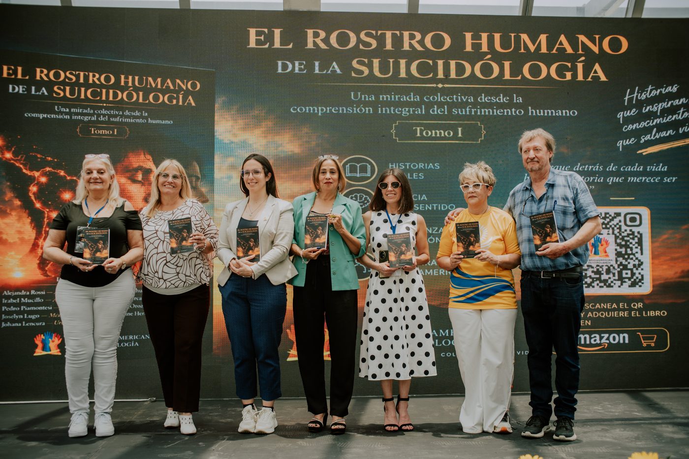Grupo de ponentes y asistentes durante la presentación del libro.