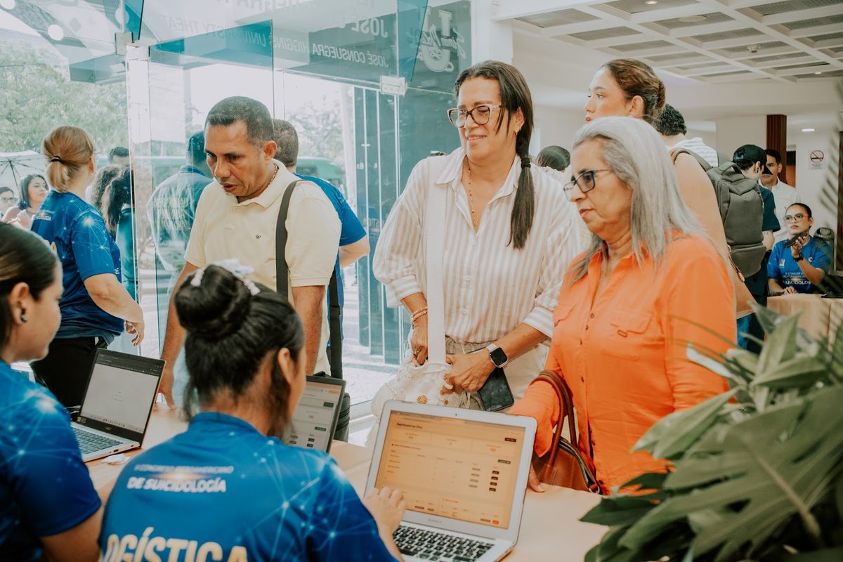Equipo de logística entregando escarapelas a los asistentes.