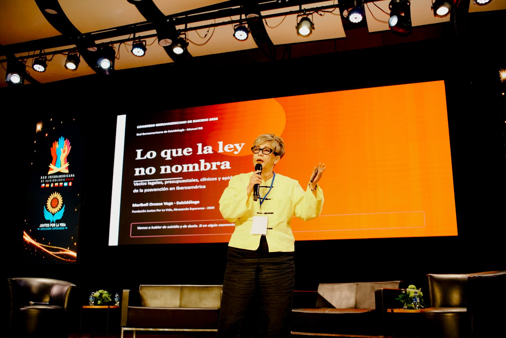 Maribel Orozco durante su ponencia «Lo que la ley no nombra» en el escenario del II Congreso Iberoamericano de Suicidología.