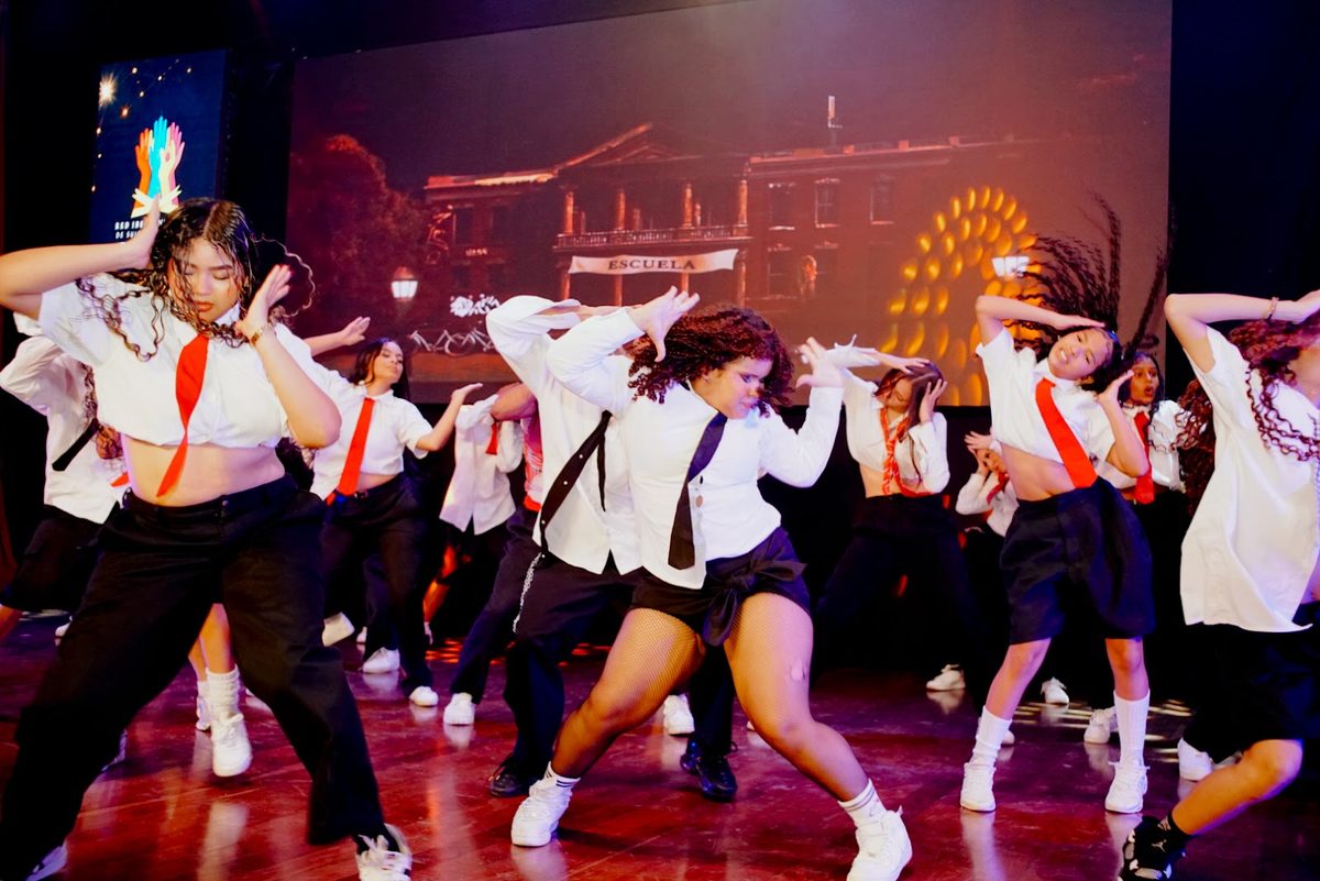 El elenco completo de ¿Y qué harías tú? durante un número musical.